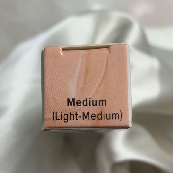 It Cosmetics Illumination Concealer Medium NIB - Picture 2 of 5